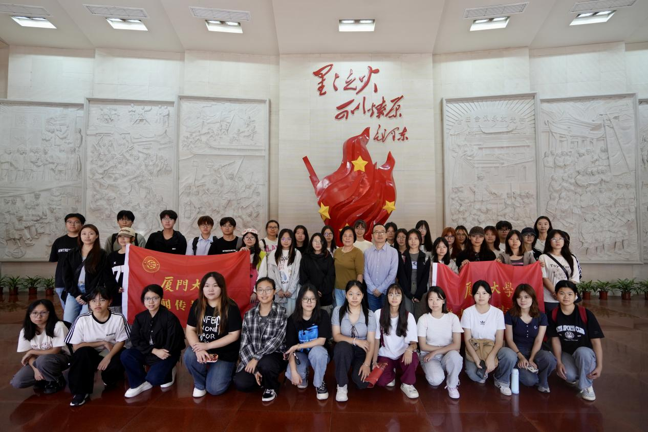 一群人站在一起 中度可信度描述已自动生成